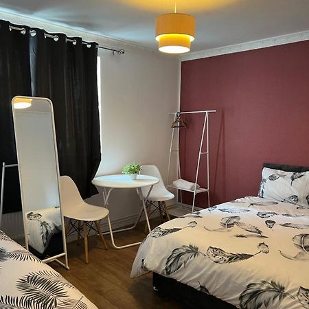 Private Room With Two Beds Near Central London Exterior photo