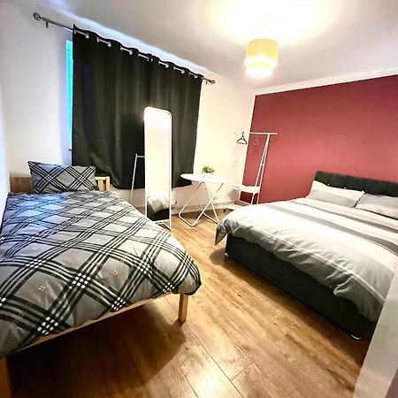 Private Room With Two Beds Near Central London Exterior photo