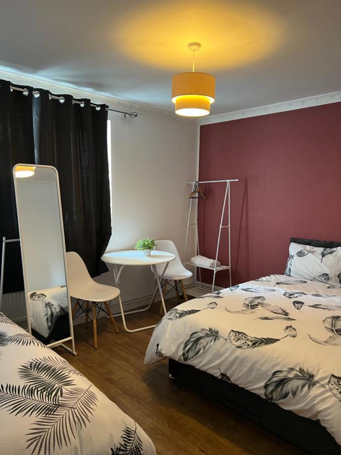 Private Room With Two Beds Near Central London Exterior photo