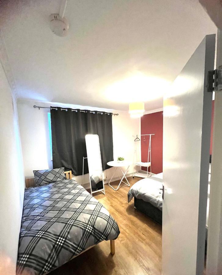 Private Room With Two Beds Near Central London Exterior photo