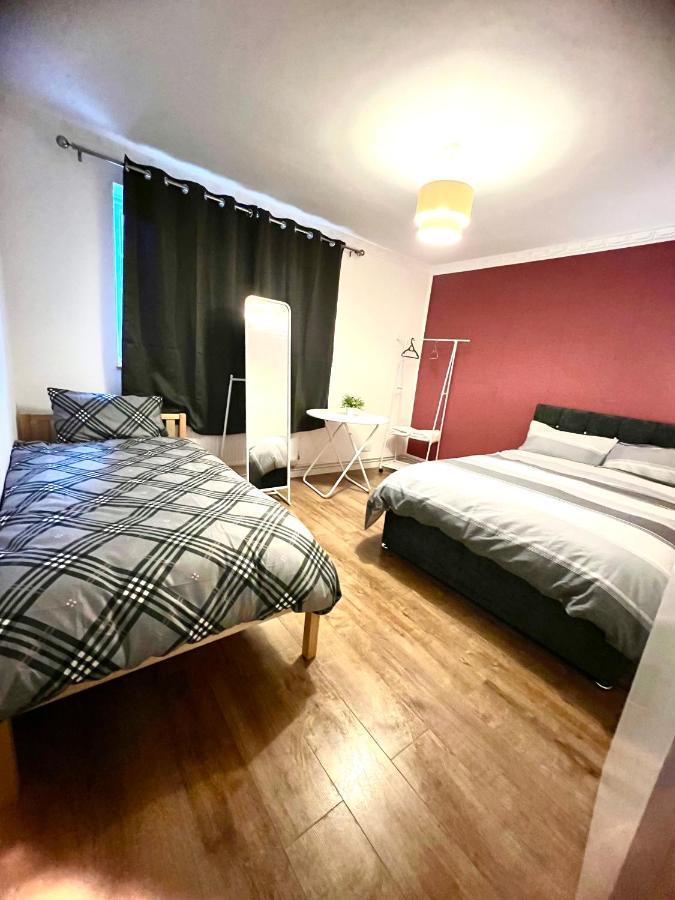 Private Room With Two Beds Near Central London Exterior photo